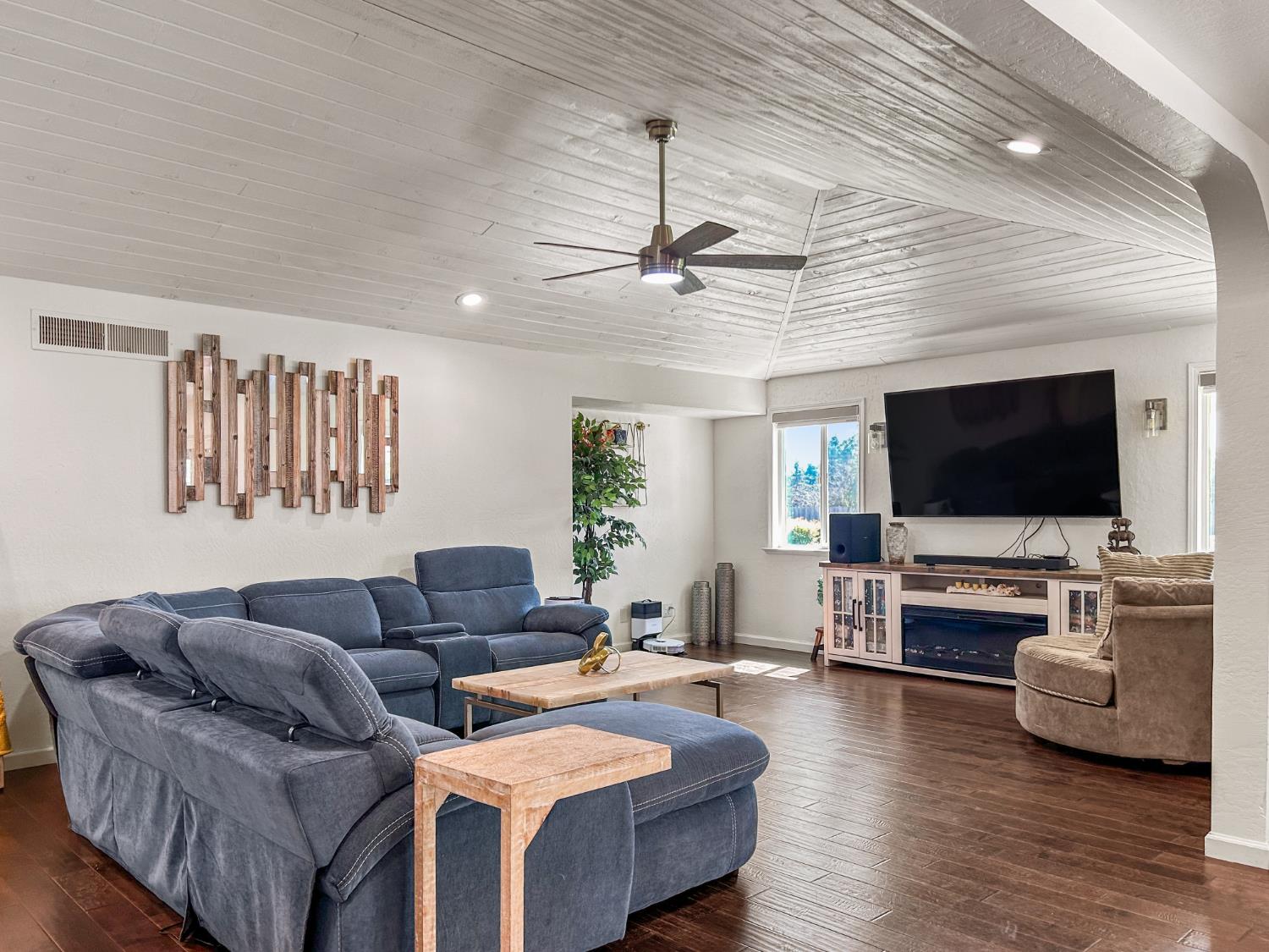 8099 E Nees Ave, Clovis, CA 93619