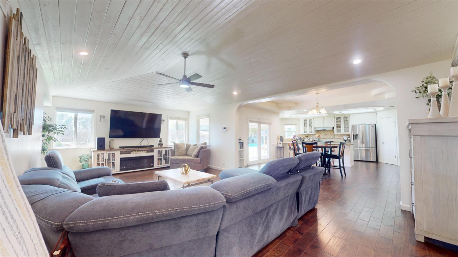 8099 E Nees Ave, Clovis, CA 93619