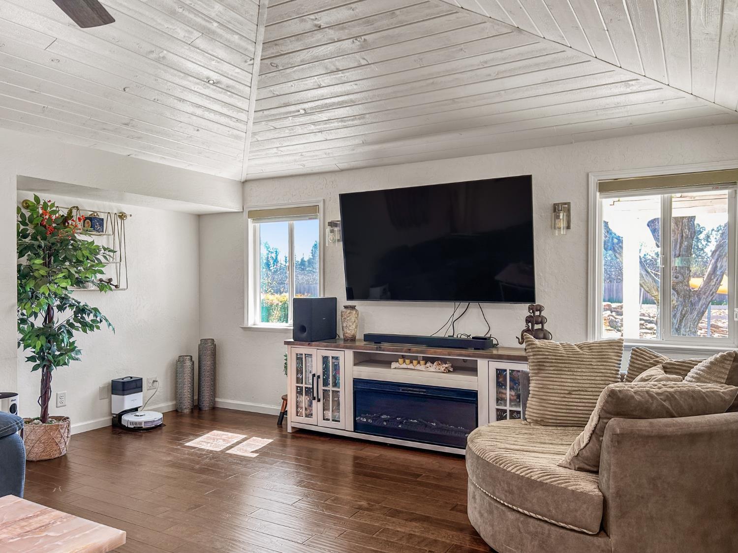 8099 E Nees Ave, Clovis, CA 93619