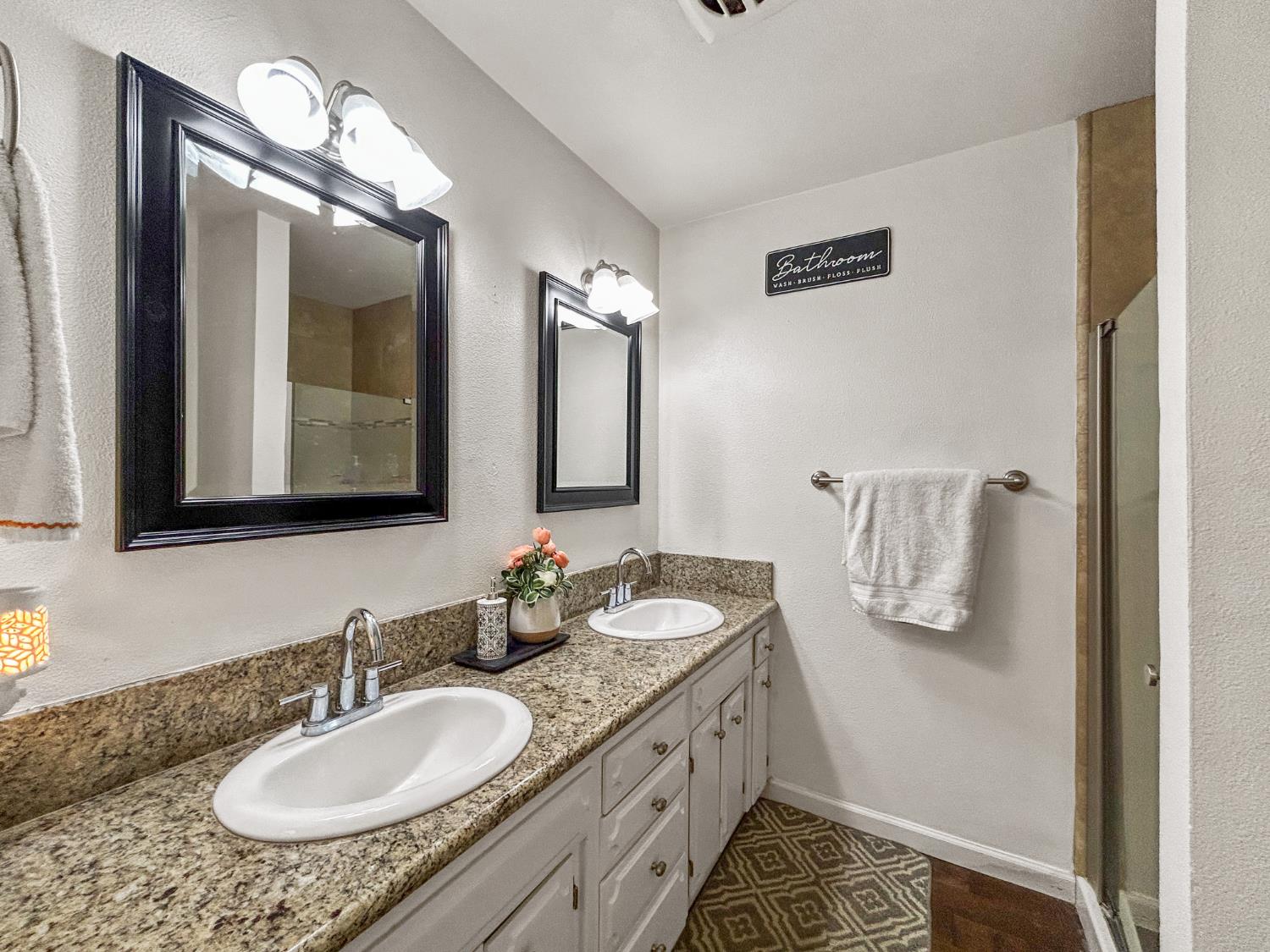 8099 E Nees Ave, Clovis, CA 93619