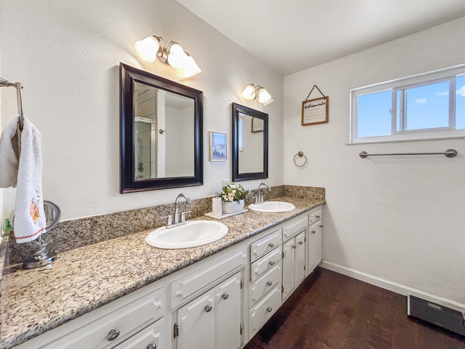 8099 E Nees Ave, Clovis, CA 93619