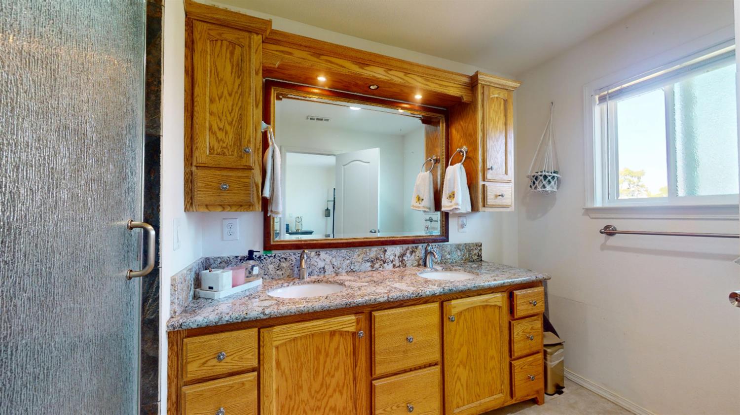 8099 E Nees Ave, Clovis, CA 93619