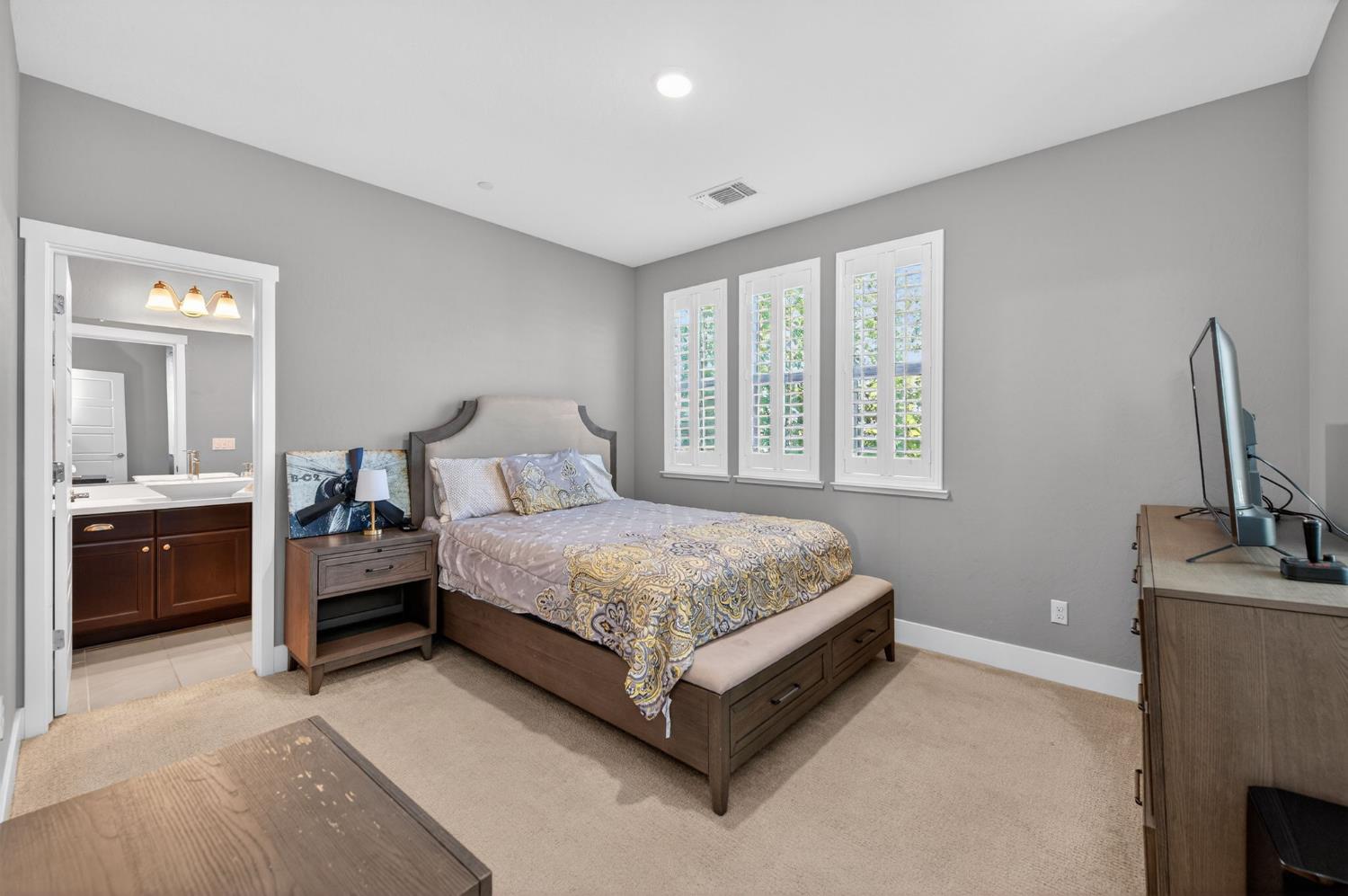 638 Mesa Dr S, Madera, CA 93636