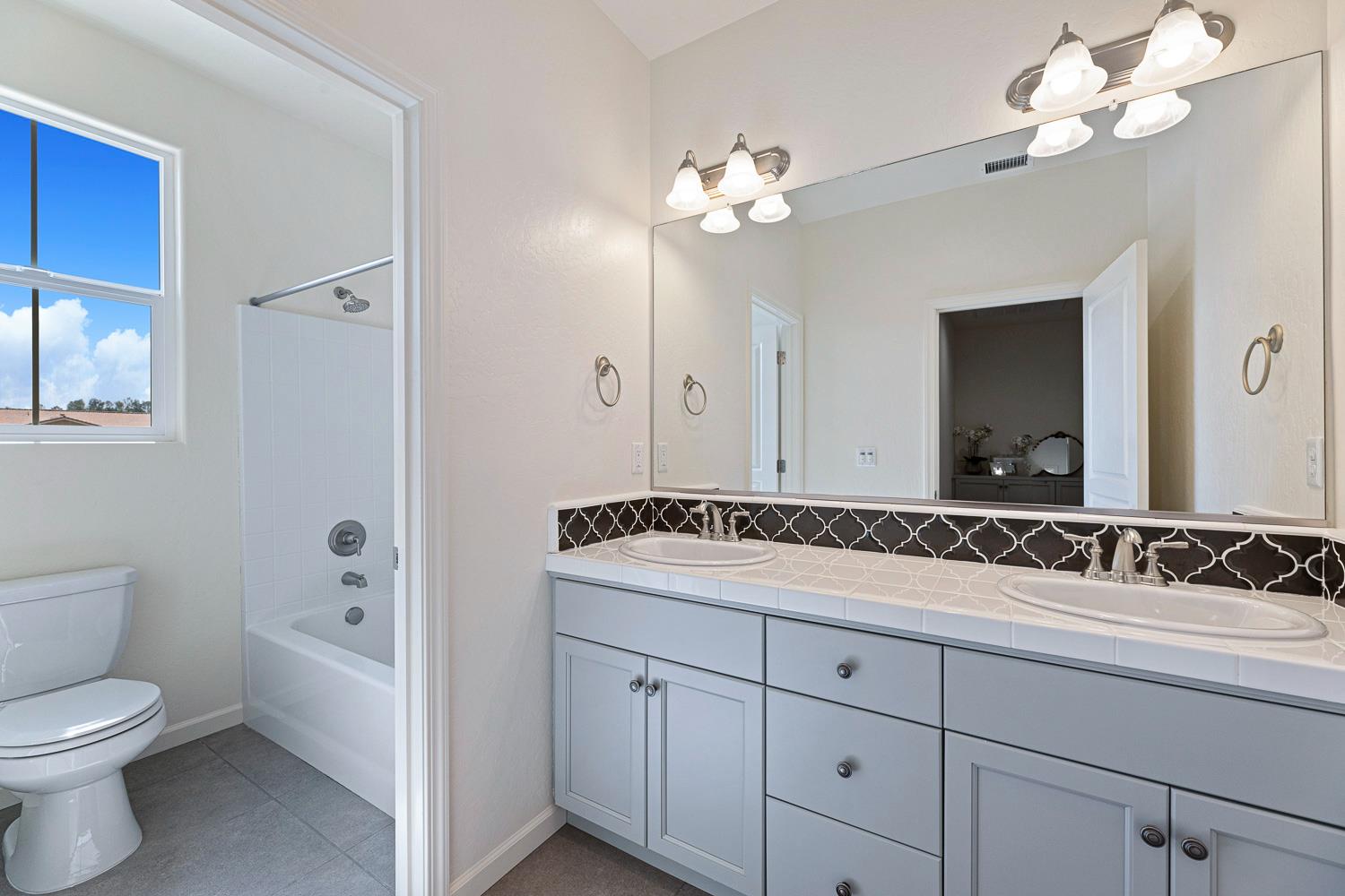 1006 La Canada Ave, Clovis, CA 93619