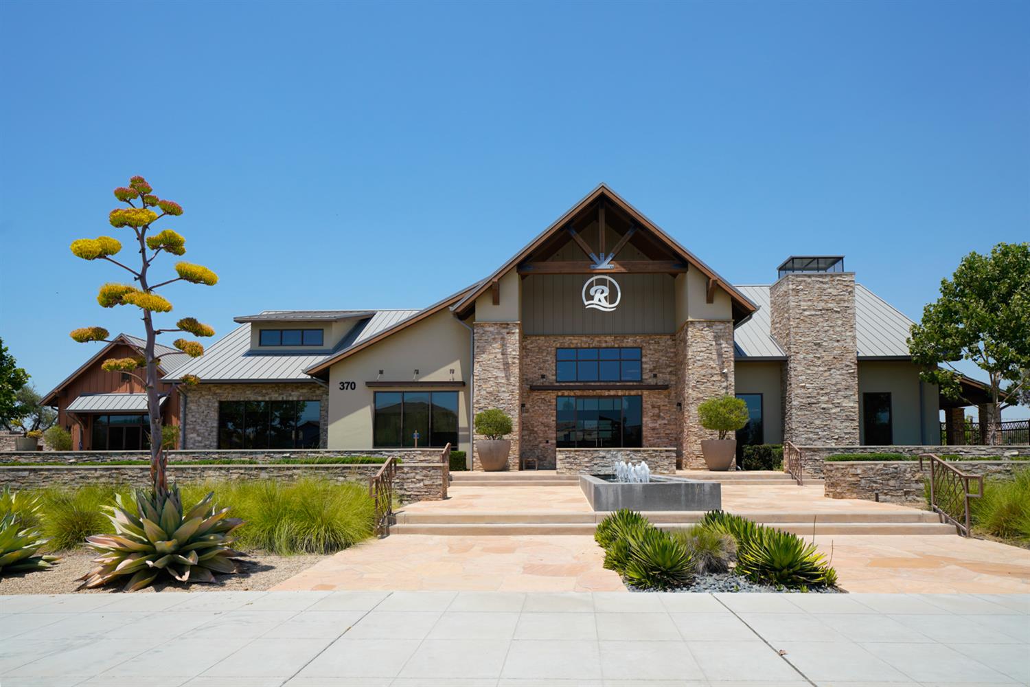 860 Blue Oak Ln W, Madera, CA 93636