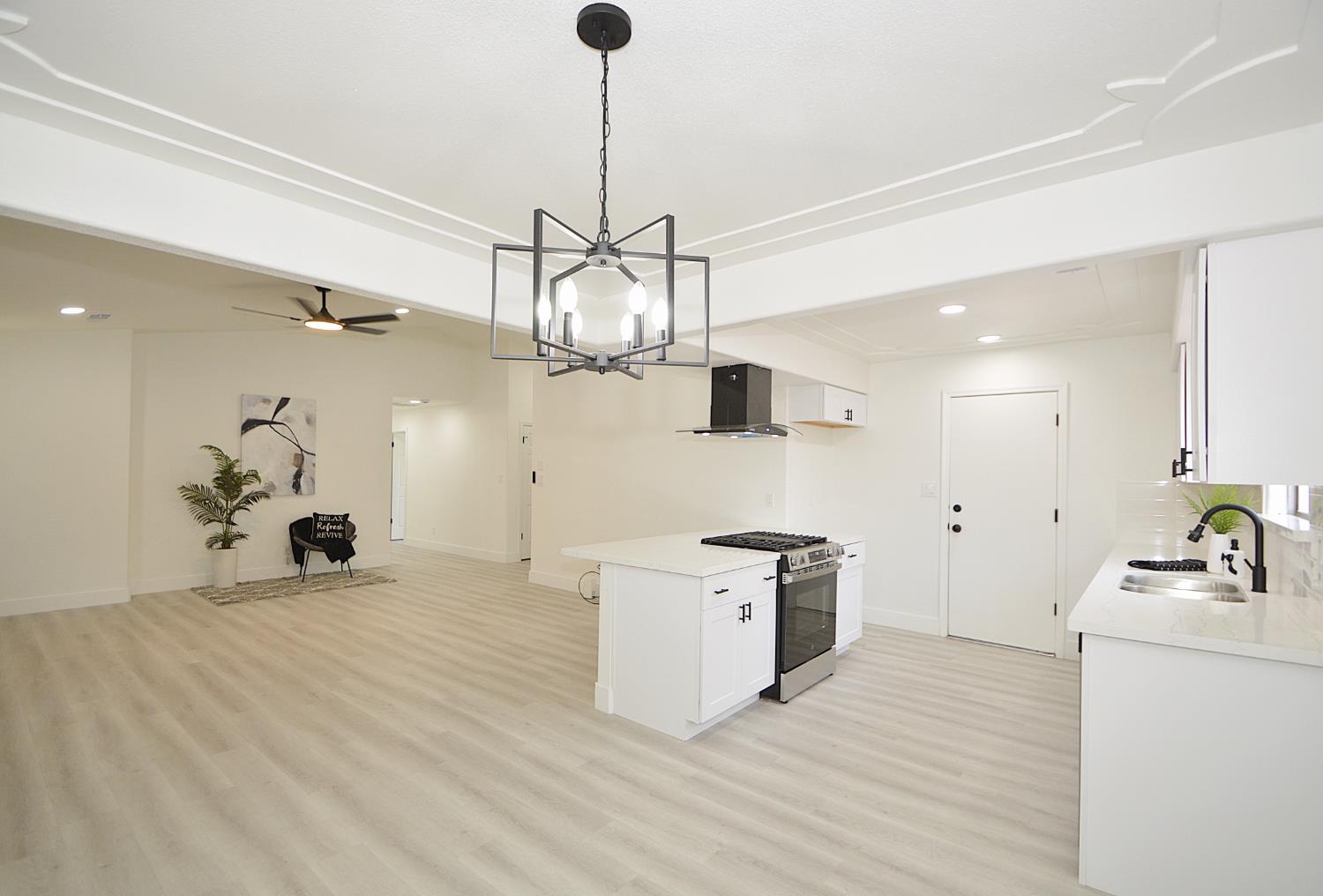 4952 E Hungtington, Fresno, CA 93727