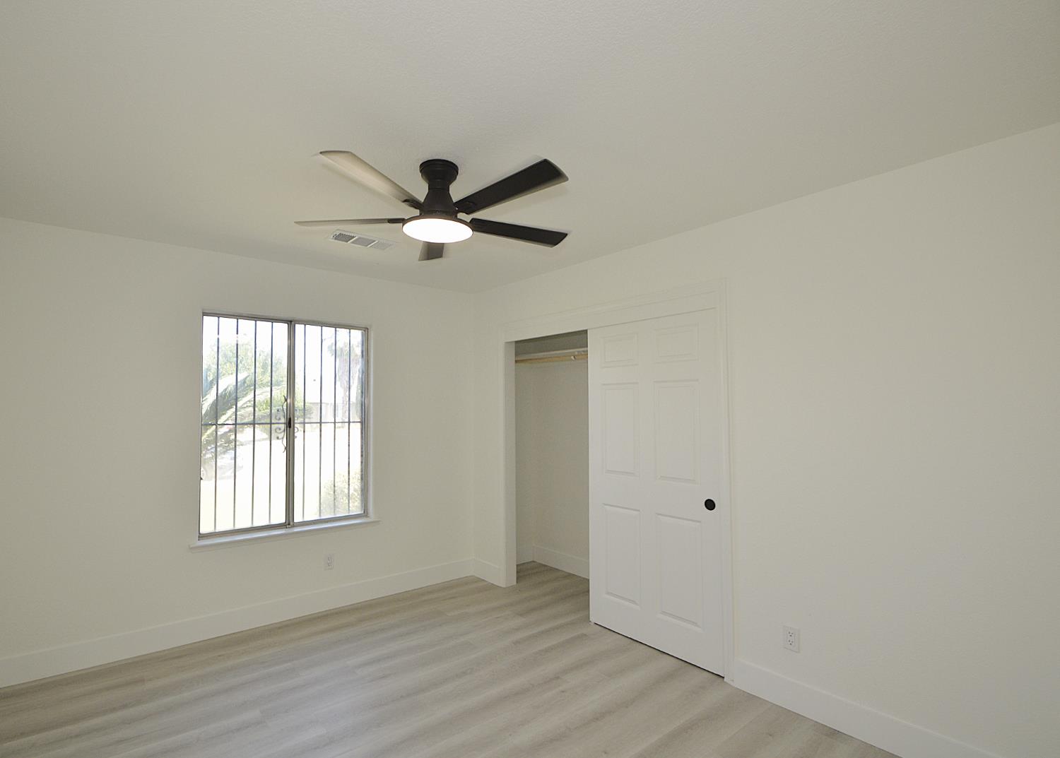 4952 E Hungtington, Fresno, CA 93727