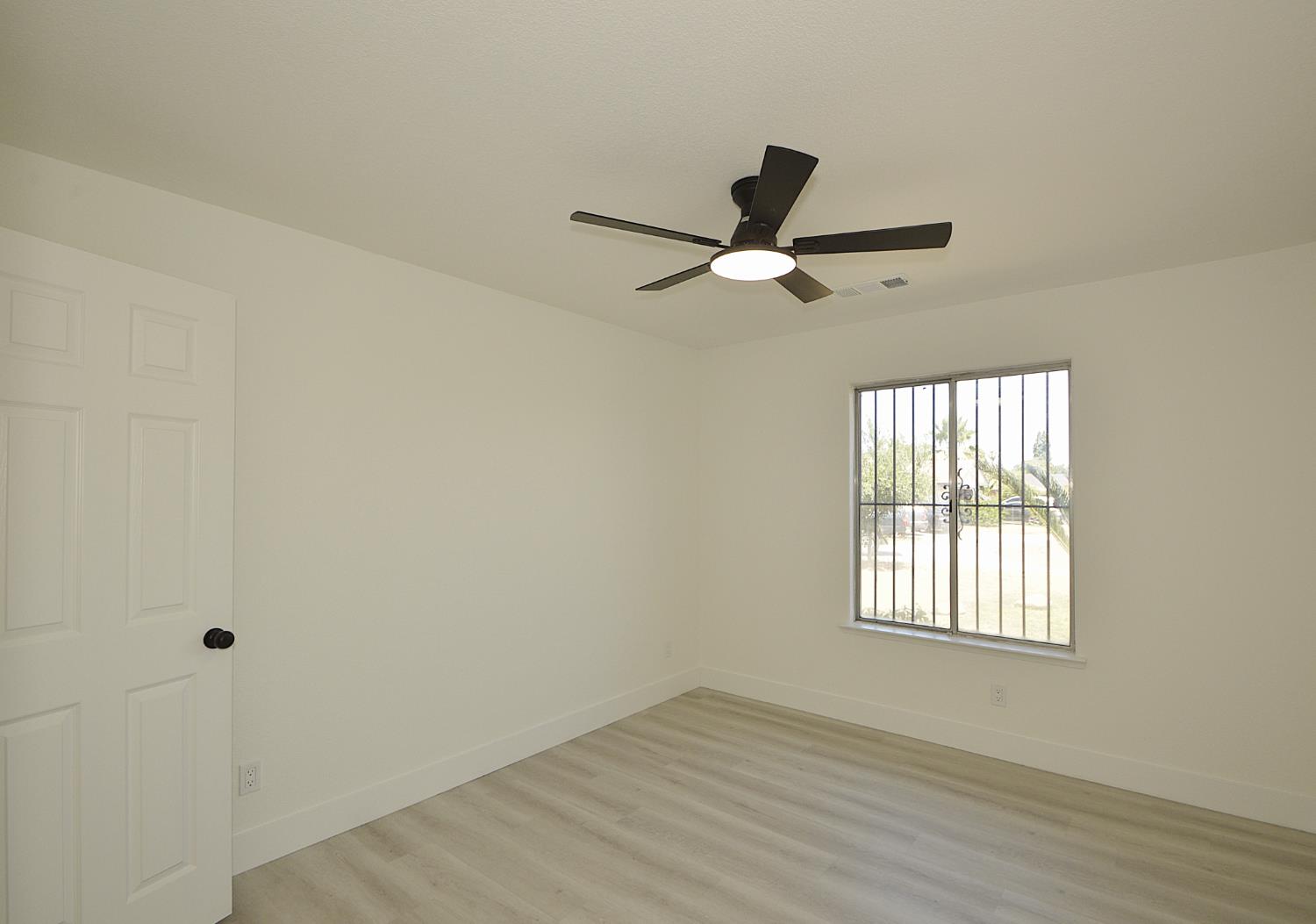 4952 E Hungtington, Fresno, CA 93727