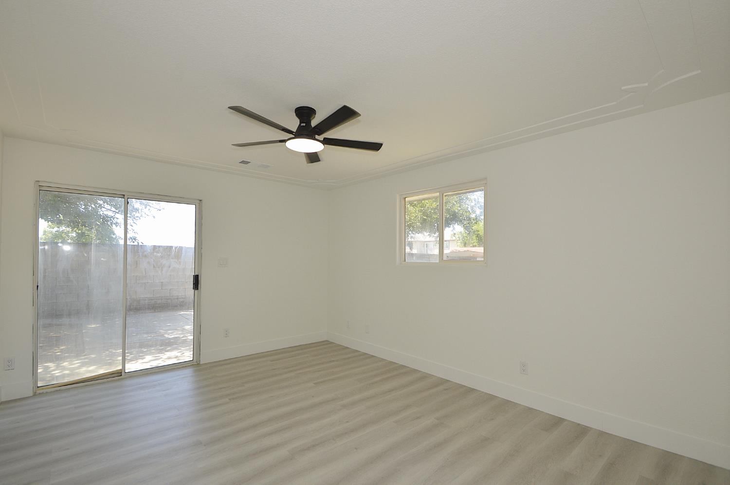 4952 E Hungtington, Fresno, CA 93727