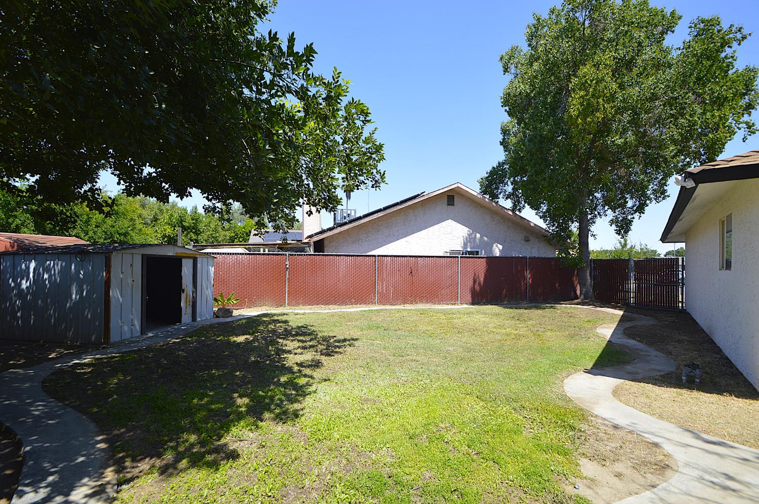 4952 E Hungtington, Fresno, CA 93727